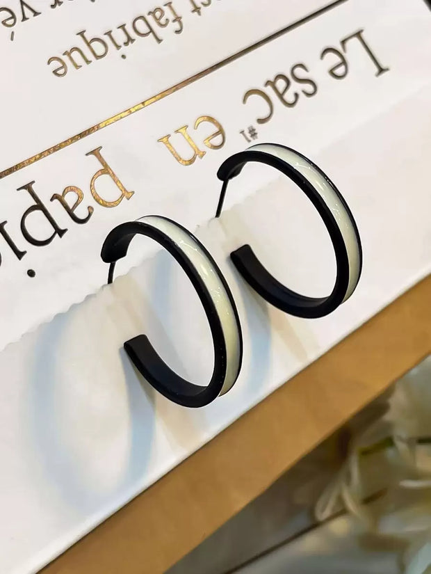 1pair Minimalist Black and White Frosted Hoop Earrings For Women For Spring Summer Decoration - Luxe Ladies Moda